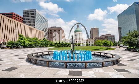 Fontana d'acqua blu con Runner statue al Kiener Plaza Park a St. Louis - ST. LOUIS, MISSOURI - 19 GIUGNO 2019 Foto Stock