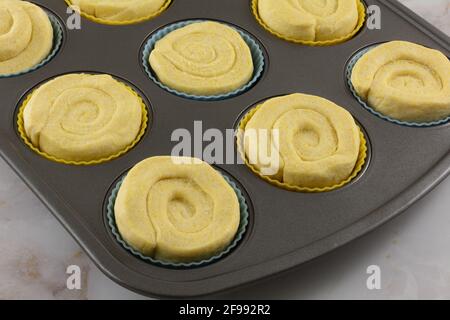 Impasto grezzo per muffin di mais a turbolenza in tazze di muffin in silicone teglia per muffin Foto Stock
