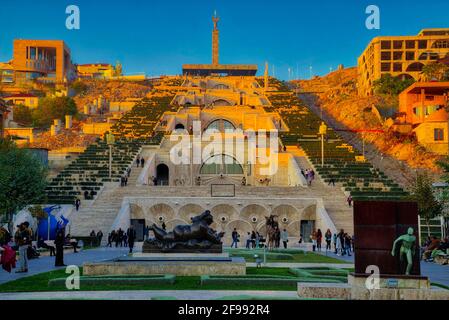 La costruzione della Cascade iniziò nel 1971 e fu in parte completata nel 1980. Tuttavia, da allora, il monumento nel centro della città di Yerevan era un Foto Stock