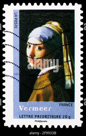 MOSCA, RUSSIA - 4 NOVEMBRE 2019: Francobollo stampato in Francia spettacoli Jan Vermeer: Ragazza con un orecchino Perla, dipinti 2008 serie, circa 2008 Foto Stock