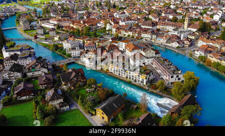 Città di Interlaken in Svizzera dall'alto - fantastico drone riprese Foto Stock
