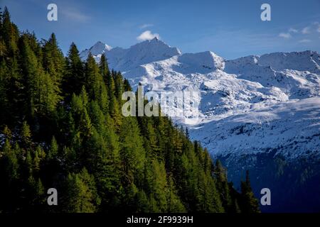 Le Alpi svizzere - splendida vista sulle montagne di Svizzera - fotografia di viaggio Foto Stock