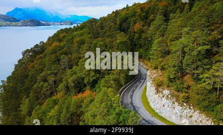 Strada panoramica lungo il Lago di Thun in Svizzera - drone aereo Riprese a Beatenbucht Foto Stock