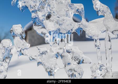 Forme astratte di ghiaccio, sullo sfondo una capanna alpina nelle dolomiti, Passo Duran, Agordino, Belluno, Veneto, Italia Foto Stock