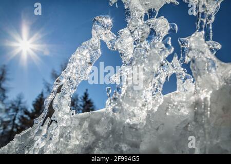 Forme astratte di ghiaccio, Dolomiti, Passo Duran, Agordino, Belluno, Veneto, Italia Foto Stock