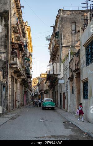 Mattina per le strade del quartiere la Habana Vieja, Provincia dell'Avana, Cuba Foto Stock