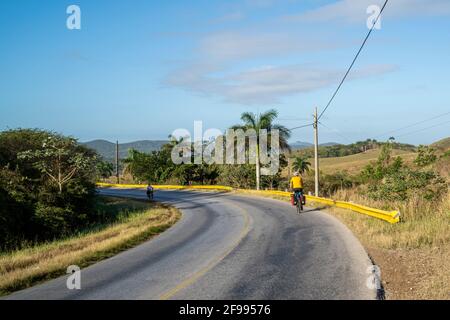 Tour in bicicletta, tappa tra Santa Clara e il bacino idrico di Hanabanilla, provincia di Villa Clara, Cuba Foto Stock