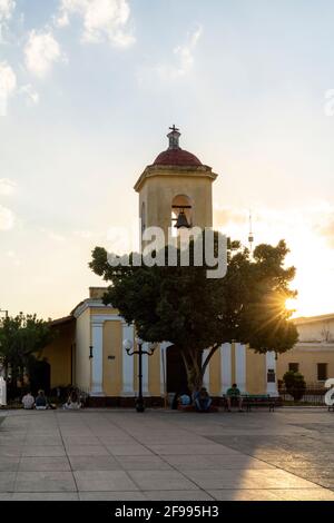 Parque Central Cespedes con la Chiesa di San Francisco de Paula a Trinidad, Provincia Spiritus Sancti, Cuba Foto Stock