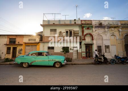 Auto d'epoca in una strada a Cienfuegos, provincia di Cienfuegos, Cuba Foto Stock