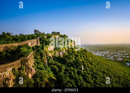 Vista durante il tramonto da Chittor o Chittorgarh Fort con la città sullo sfondo. È uno dei più grandi forti in India e elencato nel mondo UNESCO Herita Foto Stock