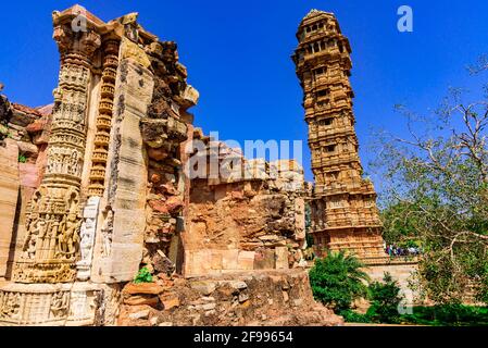 Vijaya Stambha 'monumento della vittoria' costruito dal re di Mewar Rana Kumbha nell'anno 1448 al forte di Chittorgarh in Rajasthan, India per commemorare la vittoria ov Foto Stock