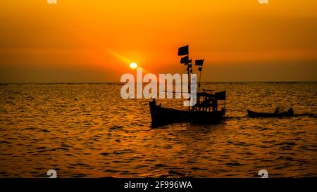 Vista silhouette al tramonto da nariman Point, mumbai, India Foto Stock