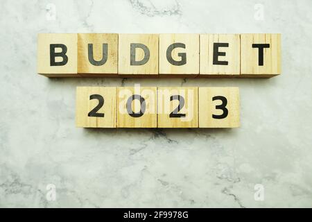 Budget 2023 lettere alfabetiche su sfondo marmo Foto Stock