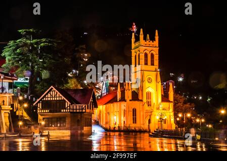 La Ridge Road è un grande spazio aperto vicino alla chiesa di Cristo e fulcro di tutte le attività culturali, situato nel cuore di Shimla, la capitale di Himachal Foto Stock