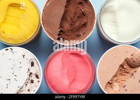 Vista dall'alto con vari tipi di gelato. Contenitori con diversi tipi di gelato e sorbetto, vista dall'alto. Foto Stock