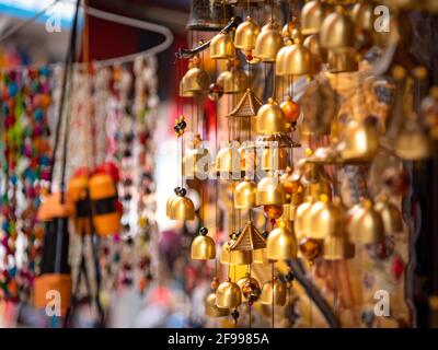 Artigianato tradizionale tibetiano Vento chimes, bandiere di preghiera a Mcleod ganj, dharamshala strade, himachal pradesh, India Foto Stock