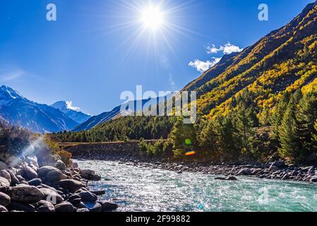 Paesaggio sereno della valle del fiume Baspa vicino al villaggio di Chitkul nel distretto di Kinnaur di Himachal Pradesh, India. E' l'ultimo villaggio abitato nei pressi del Foto Stock