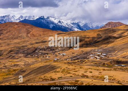 Vista aerea dall'alto del villaggio di Hikkim, famoso per il più alto ufficio postale del mondo situato nella fredda valle desertica di Spiti all'altitudine di 4400m i. Foto Stock