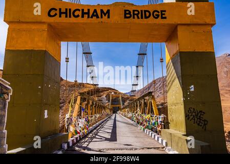 Il ponte di Chicham è un ponte a traliccio in acciaio rinforzato a sospensione ad altitudine di 4145m oltre 1000 piedi gola di 'bamba lama' rivulet Collegamento di Chicham e kibb Foto Stock