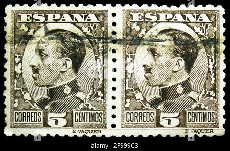 MOSCA, RUSSIA - 4 NOVEMBRE 2019: Due francobolli stampati in Spagna mostrano Re Alfonso XIII, serie, 5 centimo spagnolo, circa 1930 Foto Stock