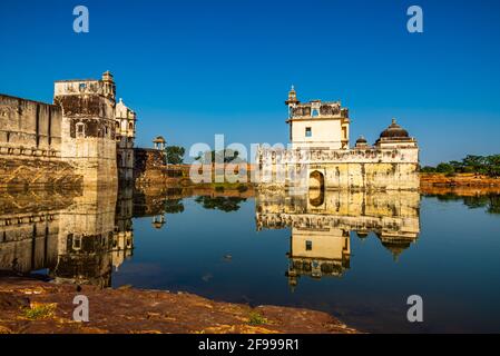 Il Palazzo della Regina Padmini è uno dei primi palazzi in India ad essere costruito completamente circondato dall'acqua. Si tratta di un edificio a tre piani costruito i Foto Stock