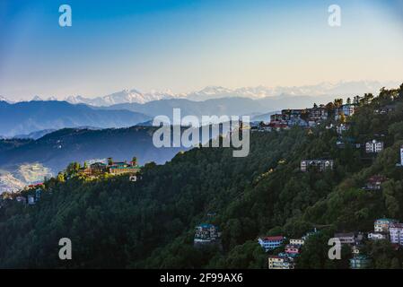 Splendida vista panoramica sulla città di Shimla, la capitale dello stato di Himachal Pradesh, situato nel mezzo di Himalaya dell'India. Foto Stock