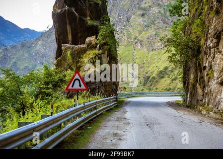 Vista dalla strada collinare di montagna che attraversa le montagne dell'Himalaya vicino a Kalpa Kinnaur, Himachal Pradesh, India. Foto Stock