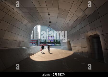 Dongdaemun Design Plaza & Park, un complesso culturale neofuturistico progettato da Zaha Hadid, è stato costruito utilizzando cemento e alluminio ed è stato aperto nel 2011. Foto Stock