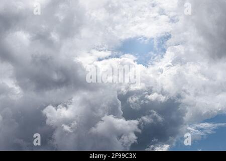 Nuvole e umore thunderstorm in avvicinamento nel cielo Foto Stock