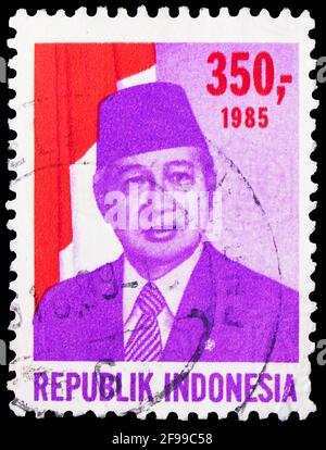 MOSCA, RUSSIA - 4 NOVEMBRE 2019: Francobollo stampato in Indonesia mostra il presidente Suharto, serie, 350 Rp - Rupiah indonesiano, circa 1985 Foto Stock