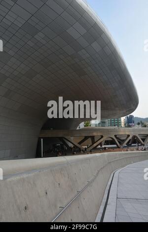Dongdaemun Design Plaza & Park, un complesso culturale neofuturistico progettato da Zaha Hadid, è stato costruito utilizzando cemento e alluminio ed è stato aperto nel 2011. Foto Stock