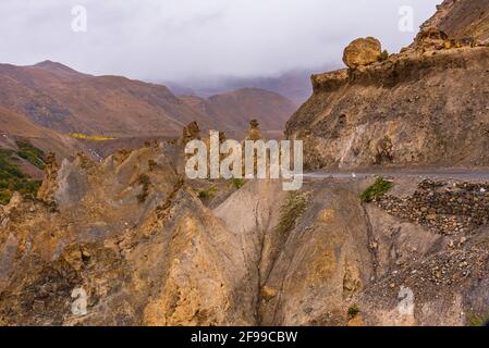 Vista dalla strada collinare di montagna Hindustan Tibet strada che viaggia attraverso i pinnacoli sono una forma geologica di ripide colonne di rocce rimaste con il tempo di ghiaccio Foto Stock