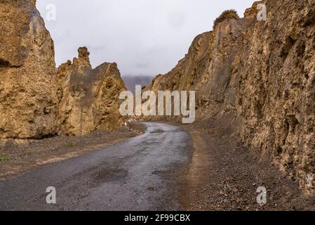 Vista dalla strada collinare di montagna Hindustan Tibet strada che viaggia attraverso i pinnacoli sono una forma geologica di ripide colonne di rocce rimaste con il tempo di ghiaccio Foto Stock