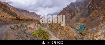 Vista dalla strada collinare di montagna Hindustan Tibet strada che viaggia attraverso i pinnacoli sono una forma geologica di ripide colonne di rocce rimaste con il tempo di ghiaccio Foto Stock