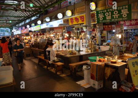 Bancarelle di cibo di strada o meokjagolmok (vicolo del cibo) presso l'enorme e storico mercato di Gwangjang a Jongno-GU, Seoul, Corea del Sud. Foto Stock