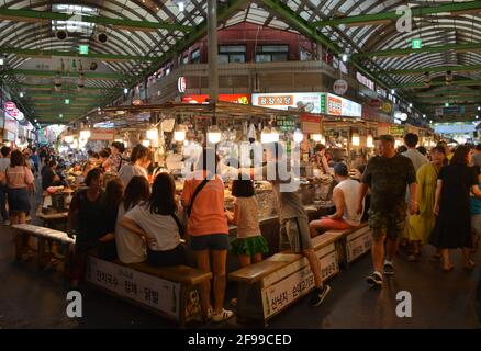 Bancarelle di cibo di strada o meokjagolmok (vicolo del cibo) presso l'enorme e storico mercato di Gwangjang a Jongno-GU, Seoul, Corea del Sud. Foto Stock