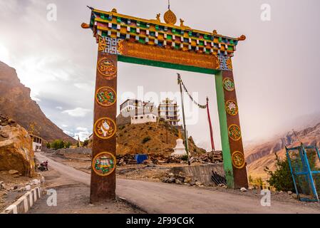 Il cancello d'ingresso di Kye Gompa ha anche scritto Ki, Key o Kee, monastero buddista tibetano situato vicino al fiume Spiti nella Valle di Spiti di Himachal Pradesh, Lahau Foto Stock