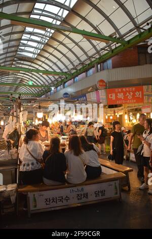 Bancarelle di cibo di strada o meokjagolmok (vicolo del cibo) presso l'enorme e storico mercato di Gwangjang a Jongno-GU, Seoul, Corea del Sud. Foto Stock