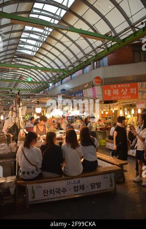 Bancarelle di cibo di strada o meokjagolmok (vicolo del cibo) presso l'enorme e storico mercato di Gwangjang a Jongno-GU, Seoul, Corea del Sud. Foto Stock