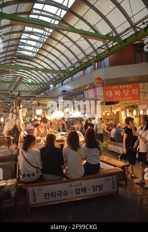 Bancarelle di cibo di strada o meokjagolmok (vicolo del cibo) presso l'enorme e storico mercato di Gwangjang a Jongno-GU, Seoul, Corea del Sud. Foto Stock