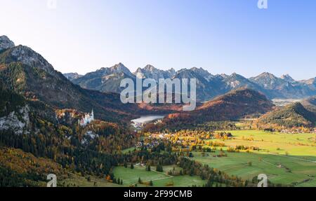 Vista di Hohenschwangau con i castelli reali in una soleggiata giornata autunnale. Sullo sfondo le Alpi di Allgäu. Baviera, Germania, Europa Foto Stock