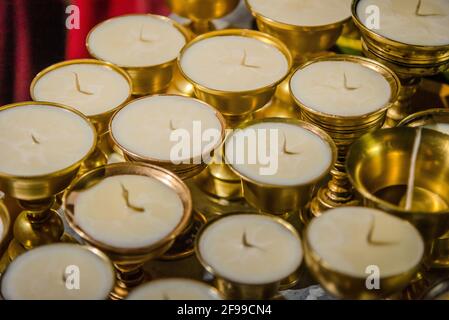 Diya di burro o lampade di ottone usate nei rituali tantrici O come offerta nel buddismo tibetano è caratteristica cospicua di Templi e monasti buddisti tibetani Foto Stock