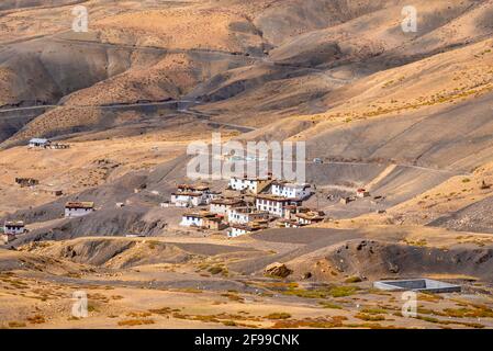 Vista aerea dall'alto del villaggio di Hikkim, famoso per il più alto ufficio postale del mondo situato nella fredda valle desertica di Spiti all'altitudine di 4400m i. Foto Stock