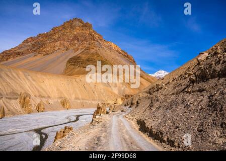 Vista dalla strada collinare di montagna che viaggia verso il lago Chandratal attraverso i pinnacoli sono una forma geologica di ripide colonne di rocce rimaste da ghiaccio weatherin Foto Stock