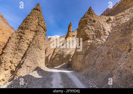Vista dalla strada collinare di montagna che viaggia verso il lago Chandratal attraverso i pinnacoli sono una forma geologica di ripide colonne di rocce rimaste da ghiaccio weatherin Foto Stock