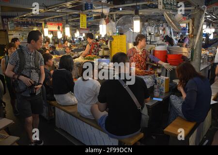 Bancarelle di cibo di strada o meokjagolmok (vicolo del cibo) presso l'enorme e storico mercato di Gwangjang a Jongno-GU, Seoul, Corea del Sud. Foto Stock