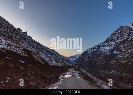 Bella vista del paesaggio alpino vicino Chatru enroute fuori strada Collegamento di Manali con il lago Chandratal nella regione di Lahaul Spiti Himalaya in Himachal Foto Stock