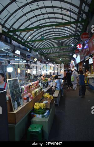 Bancarelle di cibo di strada o meokjagolmok (vicolo del cibo) presso l'enorme e storico mercato di Gwangjang a Jongno-GU, Seoul, Corea del Sud. Foto Stock