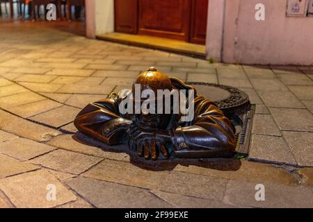 Čumil, l'operatrice di fogne, opera d'arte di Viktor Hulík, Bratislava, Slovacchia Foto Stock