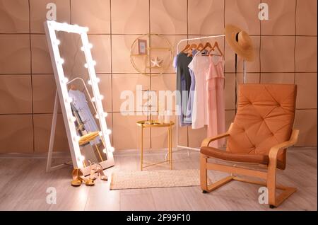 Specchio, poltrona e appendiabiti all'interno del soggiorno Foto Stock